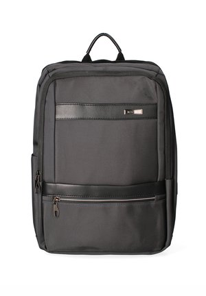 Sac à dos noir en tissu texturé avec des accents en cuir. Dispose de deux poches avant zippées et d'une poignée supérieure pour le porter.
