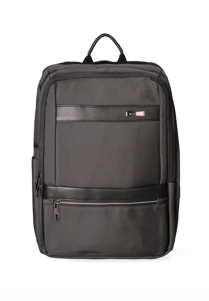 Zaino nero realizzato in tessuto testurizzato con dettagli in pelle. Presenta due tasche frontali con zip e una maniglia superiore per il trasporto.
