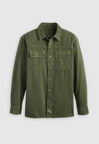Camicia verde a maniche lunghe con due tasche sul petto, chiusura con bottoni, colletto a punta e tessuto testurizzato. Presenta dettagli di cucitura discreti e un'etichetta con il logo.