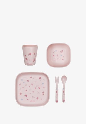 Kindergeschirr-Set in Pink aus Kunststoff, bestehend aus einer Tasse, einem quadratischen Teller, einer Gabel und einem Löffel mit floralen Mustern in verschiedenen Rosa- und Blautönen.