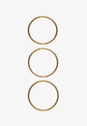 Drie simpele gouden oorringen verticaal gerangschikt op een witte achtergrond.