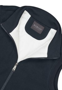 Granatowa kamizelka na zamek błyskawiczny z prążkowanym kołnierzem, z kremową pikowaną podszewką i metką 'BORGIO'. Srebrny zamek błyskawiczny z akcentem logo.