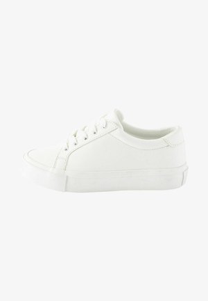 Bela platnena superga z nizkim dizajnom, okroglo prst, vezanje spredaj in teksturiran gumijast podplat. Preprost in eleganten silhuet.