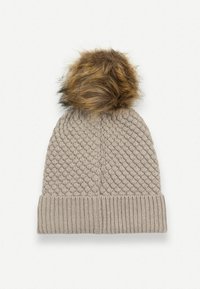 Berretto lavorato a maglia di un beige chiaro con pattern testurizzato, dotato di un pom-pom in pelliccia marrone in cima e di un polsino a coste alla base.