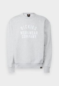 Felpa leggera grigia con collo rotondo, con "DICKIES WORKWEAR COMPANY" stampato in bianco sulla parte anteriore, polsini e orlo a costine, e etichetta del marchio vicino all'orlo.