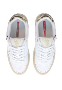 Vita sneakers med guld accenter, perforerad tå, snörningsdesign, märkt innerfoder och vadderad krage. Detaljerad med beige sula och logotyp.