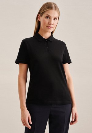 Polo shirt nero con colletto, maniche corte e apertura con tre bottoni. Tessuto liscio con vestibilità comoda.
