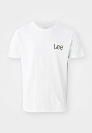 Hvit bomull T-skjorte med en liten grønn "Lee"-logo på venstre brystområde. Klassisk rund hals og korte ermer, glatt tekstur.