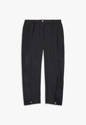 Schwarze Nadelstreifen-Hosen mit Fronttaschen, Gürtelschlaufen, einem Knopfverschluss an der Taille und Druckknöpfen an den Knöchelabschlüssen.