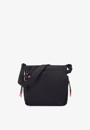 Schwarze Crossbody-Tasche mit verstellbarem Riemen, Reißverschlüssen mit roten Enden und Schlüsselanhänger-Detail auf weißem Hintergrund.