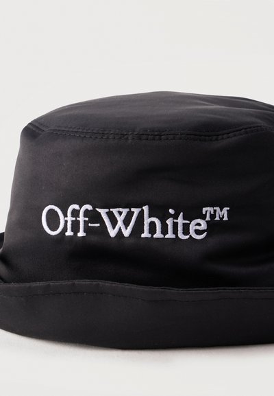 Bob noir avec logo "Off-White™" brodé en blanc centré à l'avant, montrant les coutures détaillées et la texture du tissu.