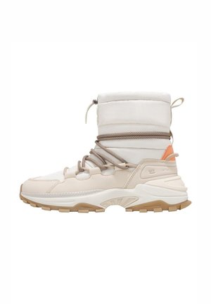 Zapatilla alta en color beige y blanco con tobillo acolchado, cordones marrones y acento naranja. Presenta materiales texturizados y una suela de goma resistente.