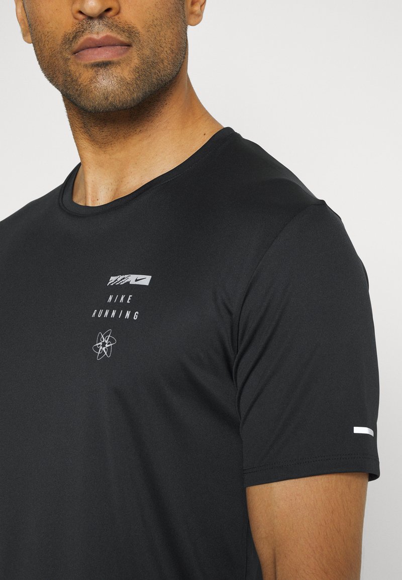 Herren Shirts | Nike Performance RUN MILER T-Shirt print black/schwarz - BS20536 Herren Shirts | Nike Performance RUN MILER T-Shirt print black/schwarz - BS20536