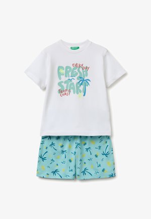 Weißes Kurzarmhemd mit dem Text "Everyday Fresh Start Tropic Coast" und Palmenmotiv, kombiniert mit hellblauen Shorts mit tropischem Muster.