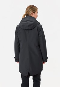 Zwarte waterdichte jas met een capuchon, met een rechte snit en verstelbare manchetten. Gladde textuur en een lengte tot halverwege de bovenbenen.