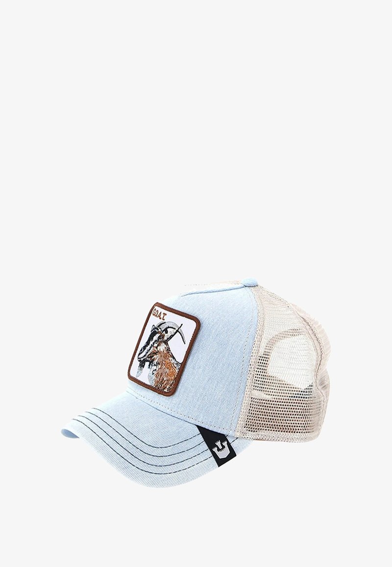 Cappello trucker a rete blu chiaro e beige con un patch di una capra e un'etichetta nera sul bordo anteriore.