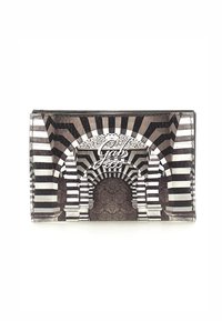 Portafoglio bianco e nero caratterizzato da un design architettonico a righe, superficie testurizzata e un logo prominente con dettagli intricati.