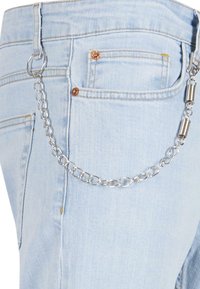 Cadena de plata unida a un par de jeans de mezclilla de color azul claro, que presenta un diseño de aro redondo y cadena enlazada con acentos texturizados.