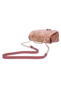 Borsa a tracolla con stampa mappa in tonalità beige e rosa, con catena e tracolla in pelle, forma arrotondata e chiusura metallica.