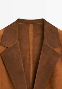 Brun mocka jacka med spetsig krage, jämn textur och rena linjer, med en central söm och minimal sömdetalj.