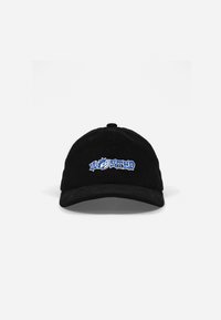Gorra de pana negra con visera curva, que presenta texto bordado en azul en la parte frontal. El texto tiene un estilo de fuente juguetón.