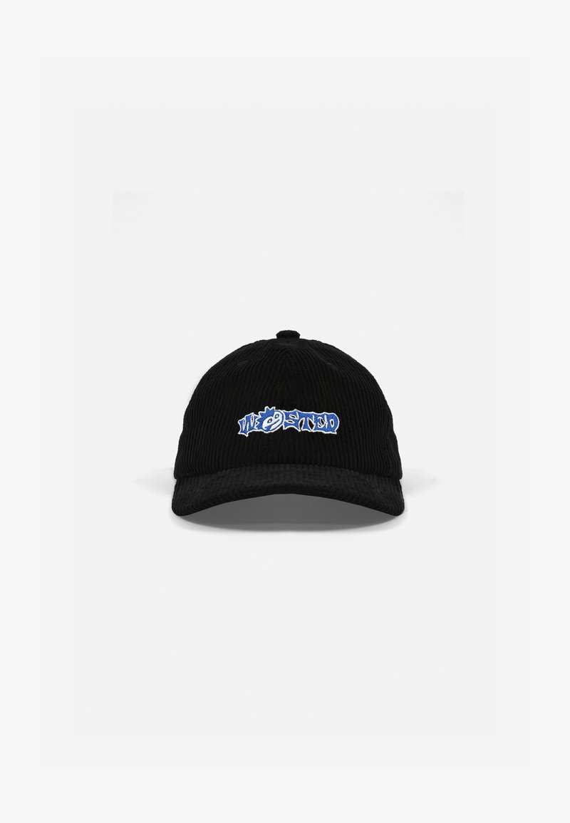 Gorra de pana negra con visera curva, que presenta texto bordado en azul en la parte frontal. El texto tiene un estilo de fuente juguetón.