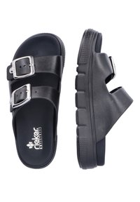 Schwarze Sandalen mit zwei verstellbaren silbernen Schnallen, breiten Riemen und einer strukturierten Gummisohle. Sie zeichnen sich durch ein leichtes Design und einen praktischen Slip-On-Stil aus.