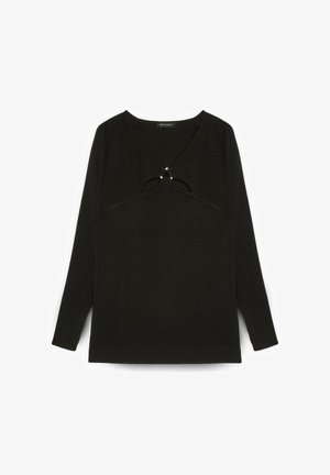 Czarny sweter z długimi rękawami, dekoltem w kształcie litery V, prążkowaną strukturą na ramionach oraz wycięciem z przodu ozdobionym dwoma małymi koralikami.