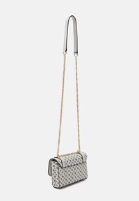 Borsa bianca a disegni con tracolla in catena dorata e accenti neri, caratterizzata da una forma rettangolare e un design con pattina pieghevole.