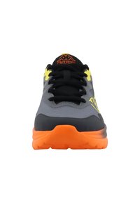 Sive i crne atletske tenisice s neonskim žutim akcentima, narančastom outsole, teksturiranim gornjim dijelom i crnim vezicama. Logo na jeziku vidljiv.