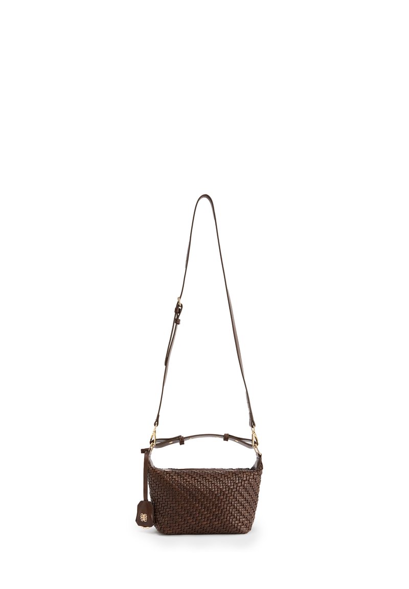 Tmavě hnědá tkaná kožená crossbody kabelka s nastavitelným popruhem a malou připevněnou koženou štítkou se zlatým logem.
