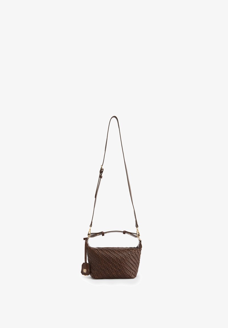 Tmavě hnědá tkaná kožená crossbody kabelka s nastavitelným popruhem a malou připevněnou koženou štítkou se zlatým logem.