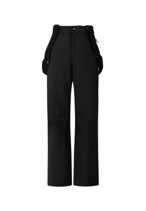 Garçon portant une chemise verte à manches longues, un pantalon de neige noir avec des bretelles et des bottes de neige, debout avec une main dans la poche sur un fond uni.