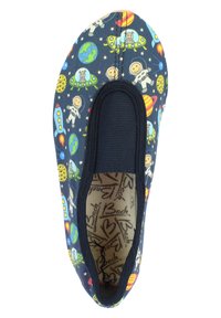 Ballettschuhe aus einem blauen, weltraumthematischen Stoff, der Astronauten, Planeten und Raketen zeigt. Gummiband am oberen Rand für einen guten Sitz.