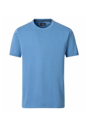 Lyseblå t-shirt med korte ærmer og rund halsudskæring, med et sort mærke inderst i kraven på hvid baggrund.