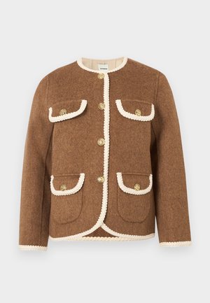Giacca di lana marrone con scollatura rotonda, bottoni dorati, rifiniture crema lungo i bordi e le tasche, e due tasche anteriori.