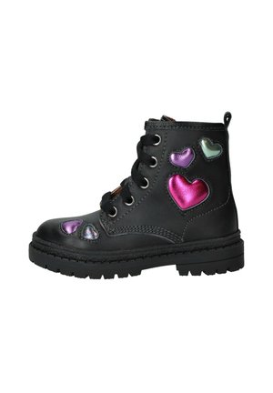 Zwarte leren enkelboot met meerkleurige hartapplicaties. Voorzien van zwarte veters, ronde neus en een stevige zool voor grip.