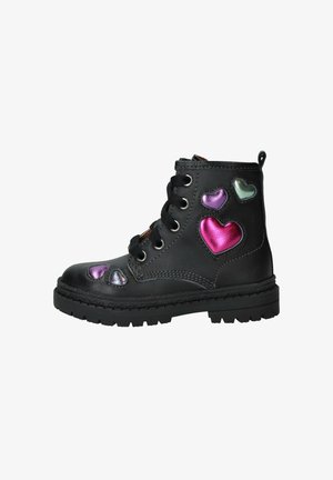 Zwarte leren enkelboot met meerkleurige hartapplicaties. Voorzien van zwarte veters, ronde neus en een stevige zool voor grip.