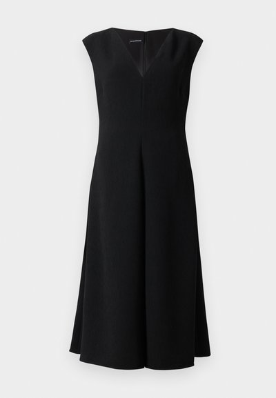 Vestido midi pretos sem mangas com decote em V e cintura ajustada, alargando suavemente em direção à barra.