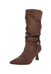 Brauner kniehoher Stiefel aus Wildleder mit spitzer Zehenpartie, strukturierter Oberfläche, dekorativen Nähten und einem Wickelriemen mit metallischem Akzent.