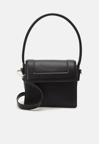 Sac à main en cuir noir avec une forme rectangulaire structurée, un rabat plat sur le dessus, une bandoulière amovible et une seule poignée supérieure.