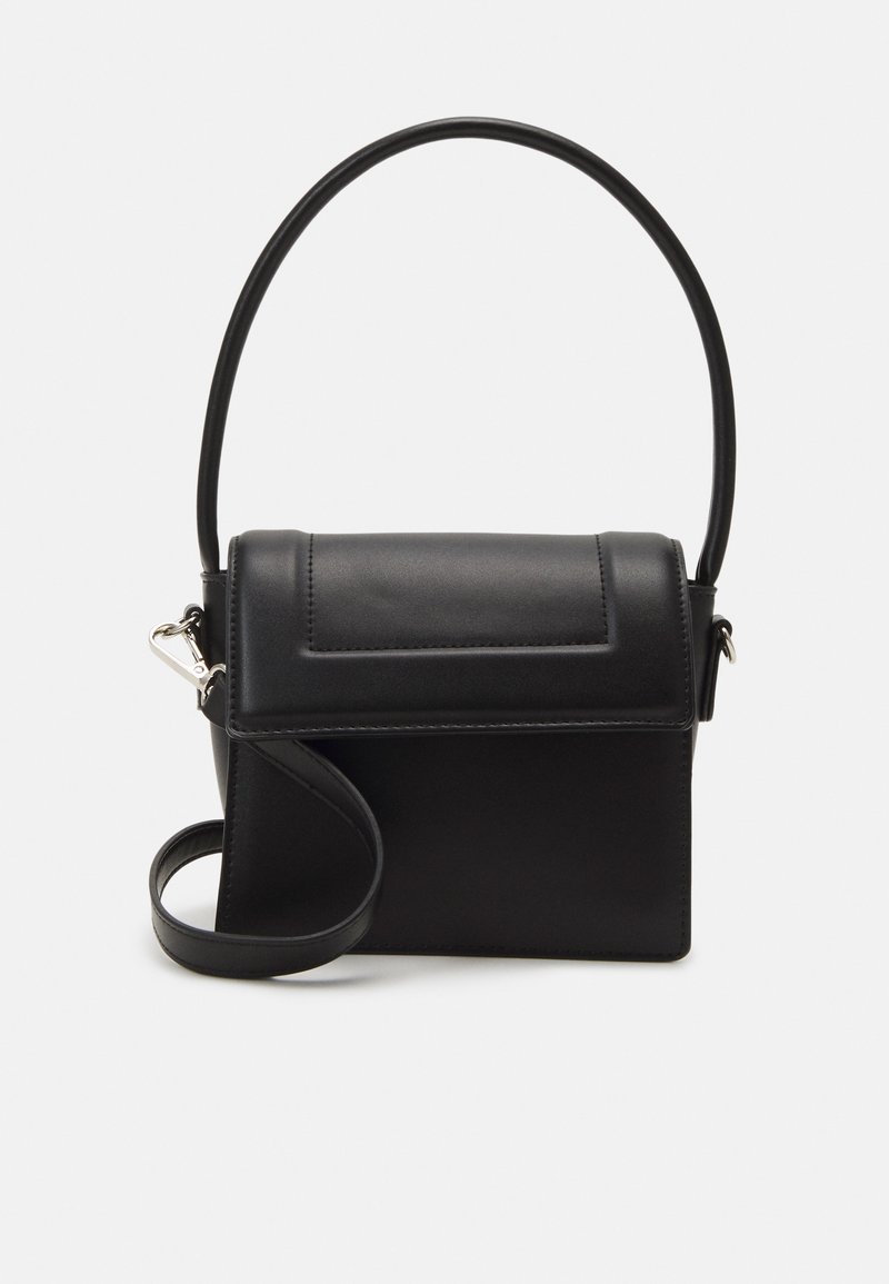 Sac à main en cuir noir avec une forme rectangulaire structurée, un rabat plat sur le dessus, une bandoulière amovible et une seule poignée supérieure.