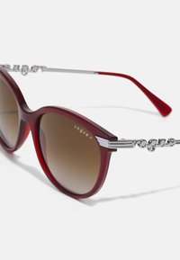 VOGUE Eyewear Sluneční brýle - transparent opal/dark red