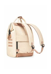 Beige rugzak met een gestructureerd oppervlak, verstelbare schouderbanden, ritsvak en tan accenten aan de onderkant en de clips van de schouderbanden.