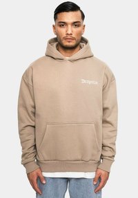 Beige Kapuzenpullover mit Fronttasche, Kordelzugkapuze und weißem "Dropsize"-Logo. Weiches Material, lockere Passform, gerippte Bündchen und Saum.
