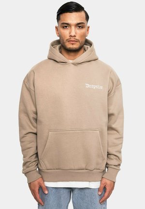 Beige Kapuzenpullover mit Fronttasche, Kordelzugkapuze und weißem "Dropsize"-Logo. Weiches Material, lockere Passform, gerippte Bündchen und Saum.