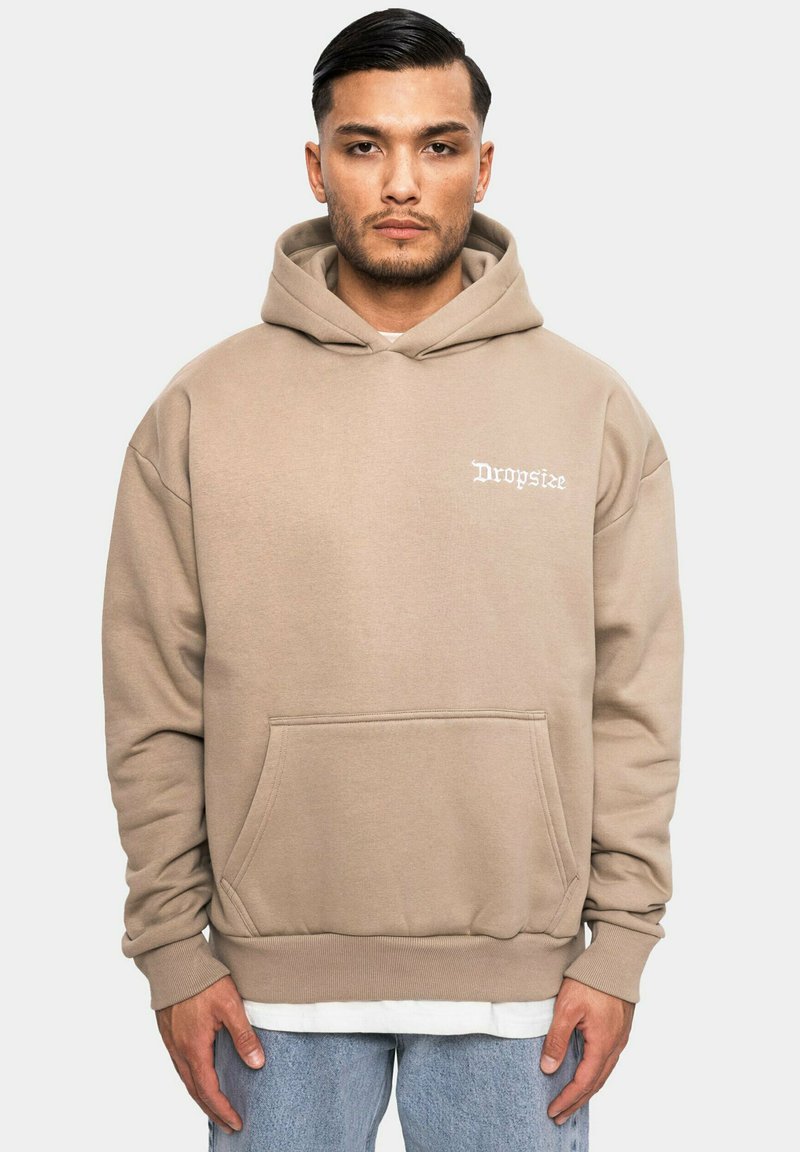 Beige Kapuzenpullover mit Fronttasche, Kordelzugkapuze und weißem "Dropsize"-Logo. Weiches Material, lockere Passform, gerippte Bündchen und Saum.