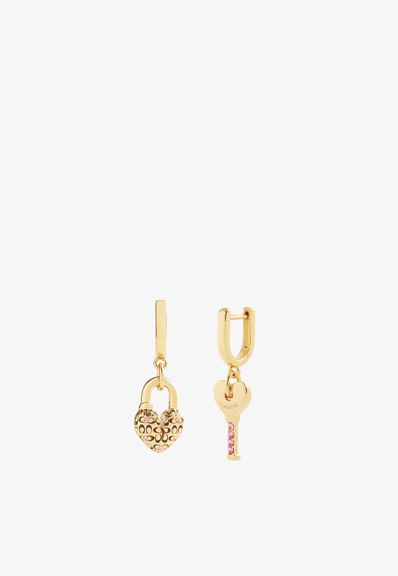 Pendientes en tono dorado que presentan un candado en forma de corazón con estampado de leopardo y detalles en rosa, acompañados de una llave en forma de corazón con un detalle rosa.