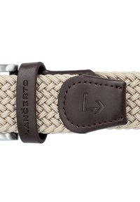 Woven beżowy pasek z ciemnobrązowymi skórzanymi akcentami, z wytłoczonym logo i srebrną metalową klamrą do zapięcia.