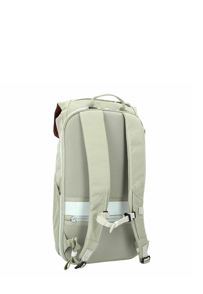 Zaino in tessuto beige chiaro con finitura texturizzata. Dotato di spallacci imbottiti, manico superiore, striscia riflettente e scomparti con zip.